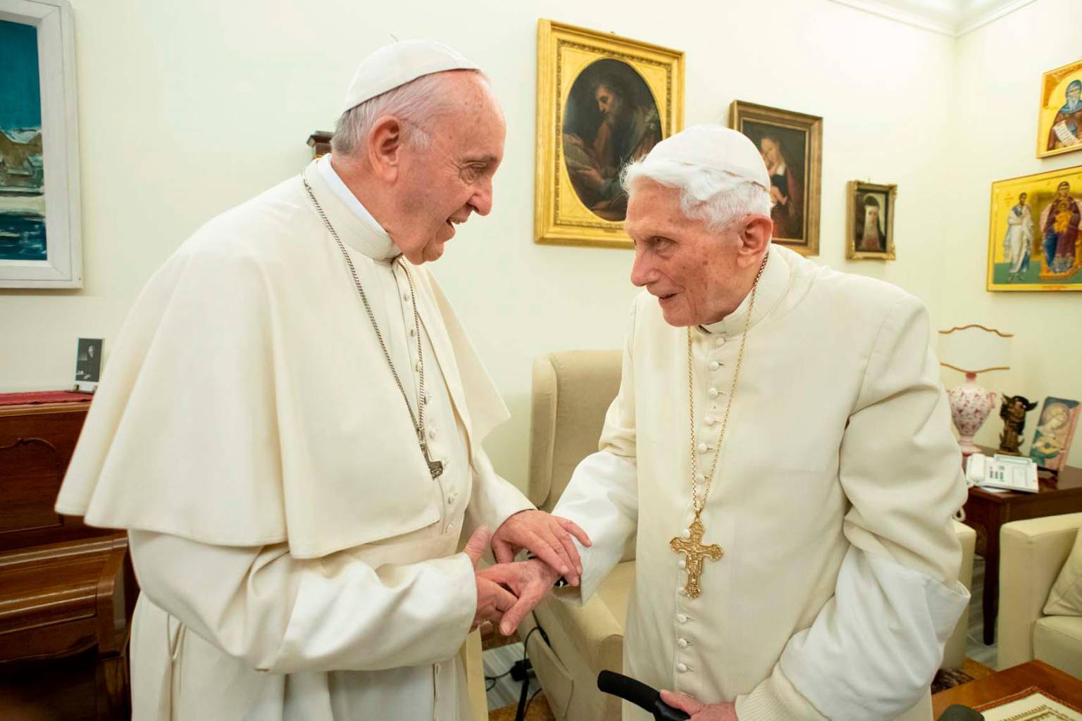 Papa Francisco homenajea a Benedicto XVI en la entrega de los premios Ratzinger