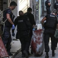 Hallan ocho cadáveres en favela de Río de Janeiro tras muerte de un policía