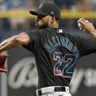 Dominicano Sandy Alcántara extiende contrato con los Marlins por cinco años