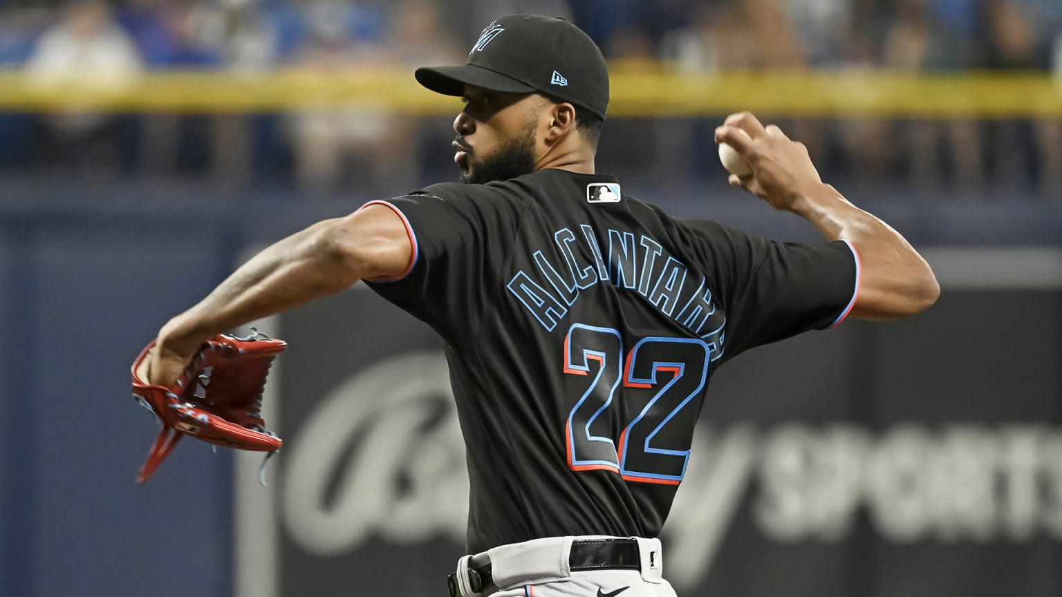 Dominicano Sandy Alcántara extiende contrato con los Marlins por cinco años