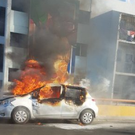 Fuerte taponamiento en elevado de la 27 de Febrero tras incendiarse vehículo