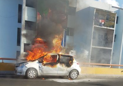 Fuerte taponamiento en elevado de la 27 de Febrero tras incendiarse vehículo