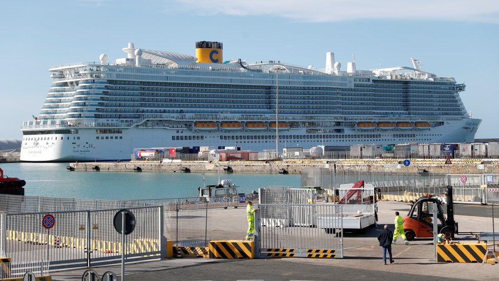 Crucero con mil personas retenido en Lisboa tras un brote de COVID-19
