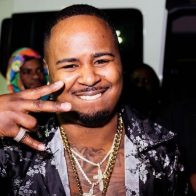 Muere rapero tras ser apuñalado en el cuello durante un festival de música en Los Ángeles