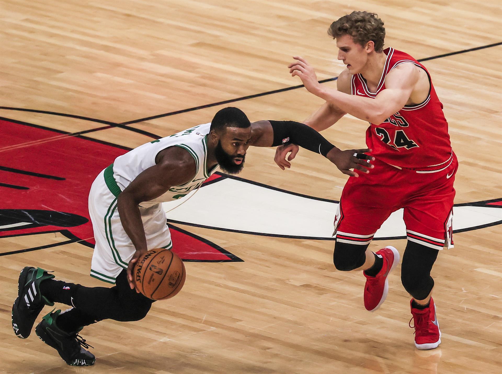 Los Celtics se imponen a unos Cavaliers sin rumbo por las bajas