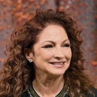 Gloria Estefan dice que la música fue su "escape" al abuso sexual