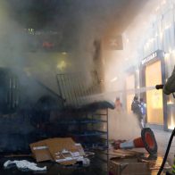 Cerca de 300 personas quedan atrapadas en incendio de un centro comercial de Hong Kong