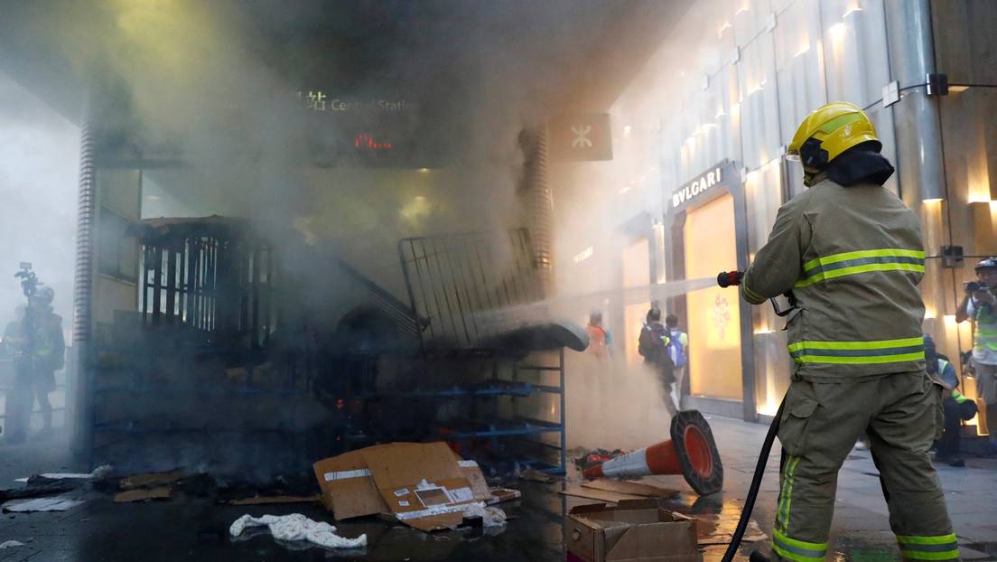 Cerca de 300 personas quedan atrapadas en incendio de un centro comercial de Hong Kong