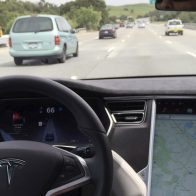 Mujer da a luz en el asiento delantero de un Tesla que se desplaza en modo automático