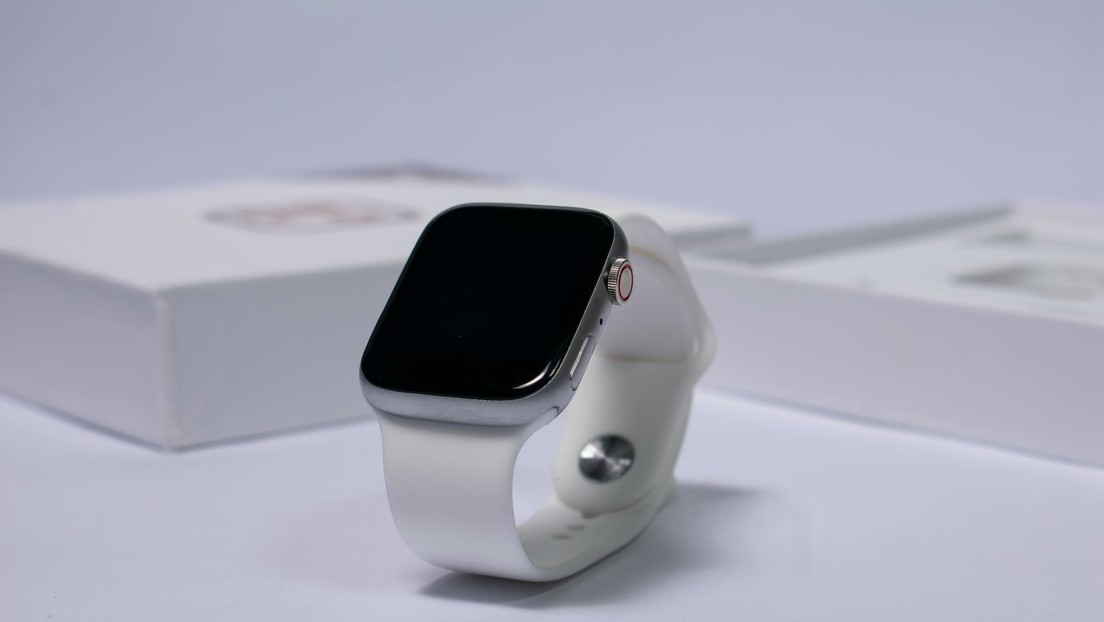 Actor brasileño compra un reloj Apple por internet y recibe una piedra en el envío