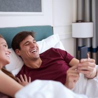Una marca de licor ofrece 25.000 dólares a una pareja que pase 30 noches sin Internet