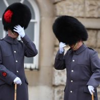 Guardia de la reina Isabel II pisotea a un niño frente a la Torre de Londres