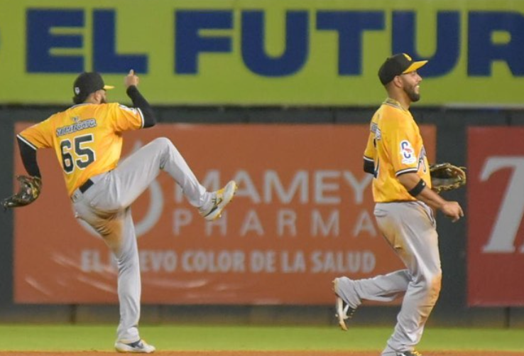 Águilas derrotan Leones y coquetean el primer lugar LIDOM