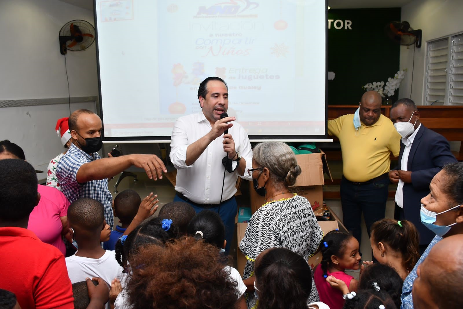 Viceministro Alberto Rodríguez regresó a Gualey a cumplir promesas de campaña