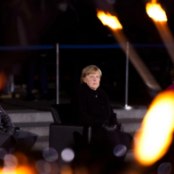 Alemania despide a Angela Merkel con rosas rojas, música y desfile militar