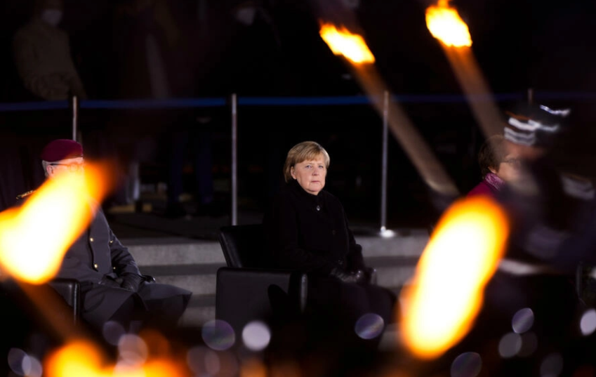 Alemania despide a Angela Merkel con rosas rojas, música y desfile militar