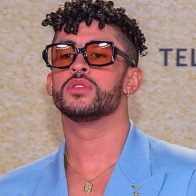 Bad Bunny expone sus premios, vestuario y Bugatti en coliseo de San Juan