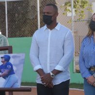 Adrián Beltré Pérez entrega campo de béisbol totalmente remodelado