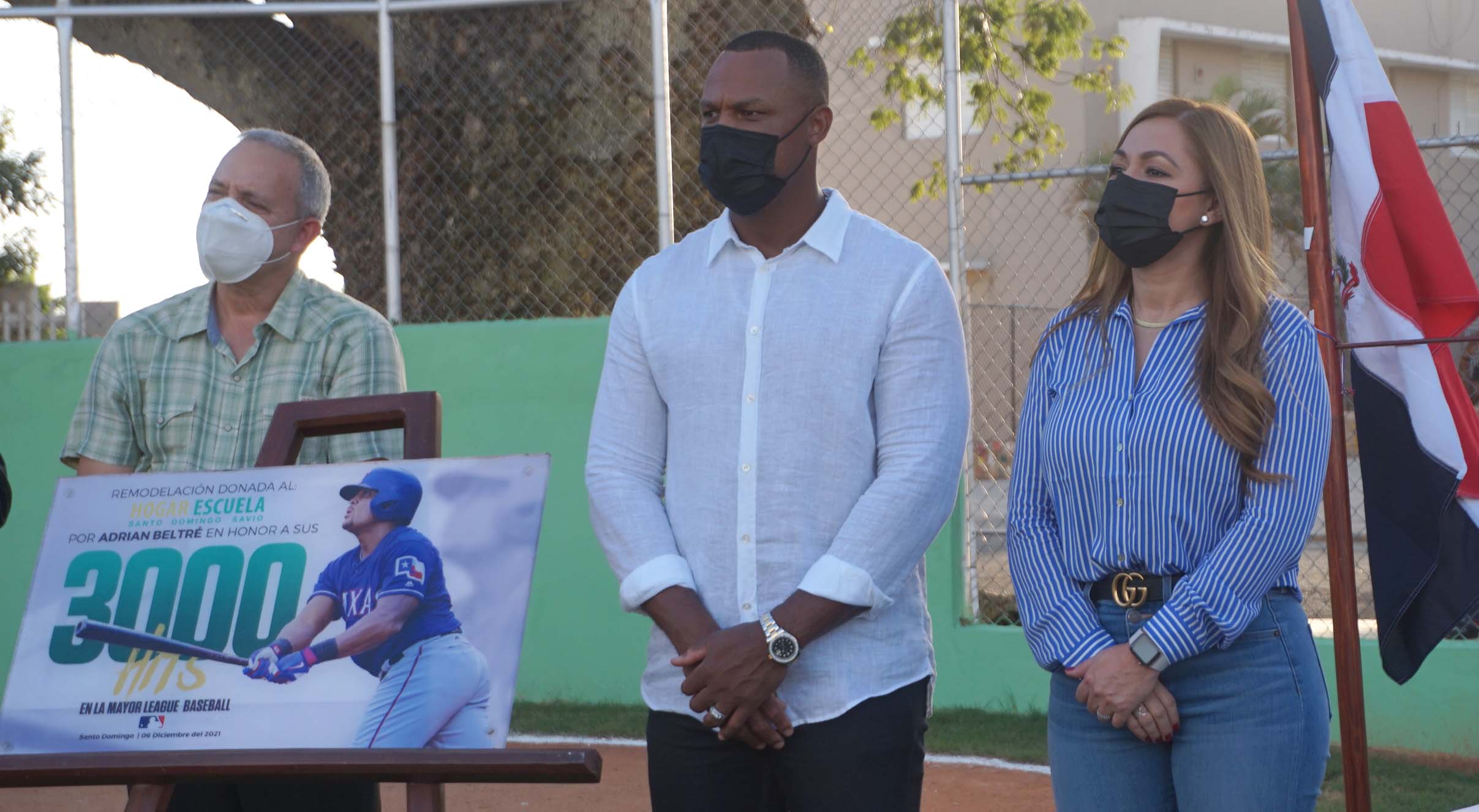 Adrián Beltré Pérez entrega campo de béisbol totalmente remodelado