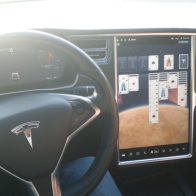 Tesla es investigado por permitir jugar a videojuegos al volante