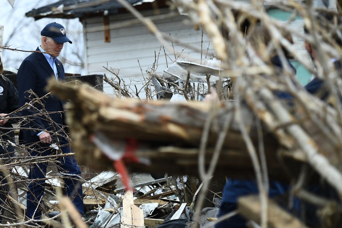 Biden visita Kentucky tras tornados y promete su ayuda para reconstrucción