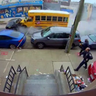 Hombre roba autobús escolar en NY; se estrella contra otros vehículos y deja varios heridos