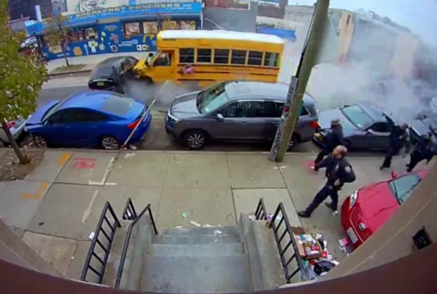 Hombre roba autobús escolar en NY; se estrella contra otros vehículos y deja varios heridos
