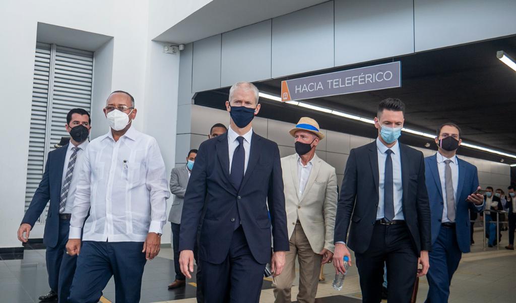 Delegación francesa realizan recorrido en el Metro y Teleférico de Santo Domingo