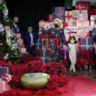 Joe y Jill Biden visitan hospital pediátrico por Navidad