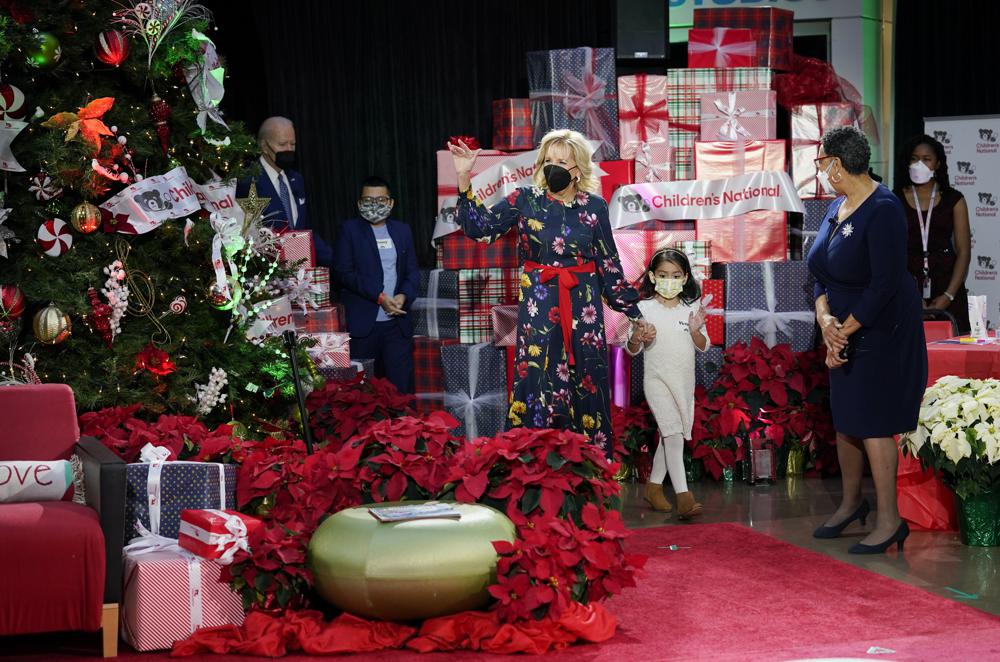 Joe y Jill Biden visitan hospital pediátrico por Navidad