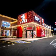 KFC da bienvenida a la Navidad con apertura de la “Casa del coronel Sanders”