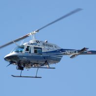 Helicóptero se estrella en un puente de una autopista en EE.UU.