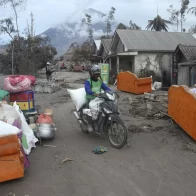 Sube a 34 el número de muertos por la erupción del volcán Semeru en Indonesia