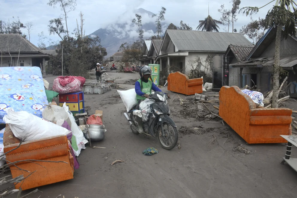 Sube a 34 el número de muertos por la erupción del volcán Semeru en Indonesia
