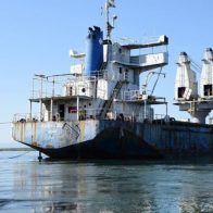Medio Ambiente retira embarcación que amenazaba manglares en Manzanillo