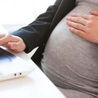 Muere bebé y la madre está en estado crítico tras parto mediante “tutorial de YouTube” en India