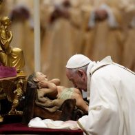 Papa Francisco pide por los más desfavorecidos en la Misa del Gallo