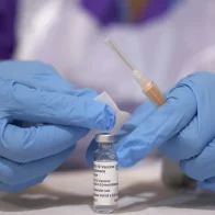 Advierten que dos dosis de la vacuna contra el COVID-19 no serían suficientes para proteger contra Ómicron