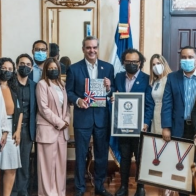 Alberto Zayas entrega el récord Guinness de la Bachata al presidente Luis Abinader