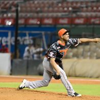 Con fiesta de palos y blanqueada, Toros acorralan a Leones en el Quisqueya