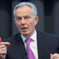 Tony Blair tilda de "idiotas" e irresponsables a quienes rechazan vacunarse contra la COVID