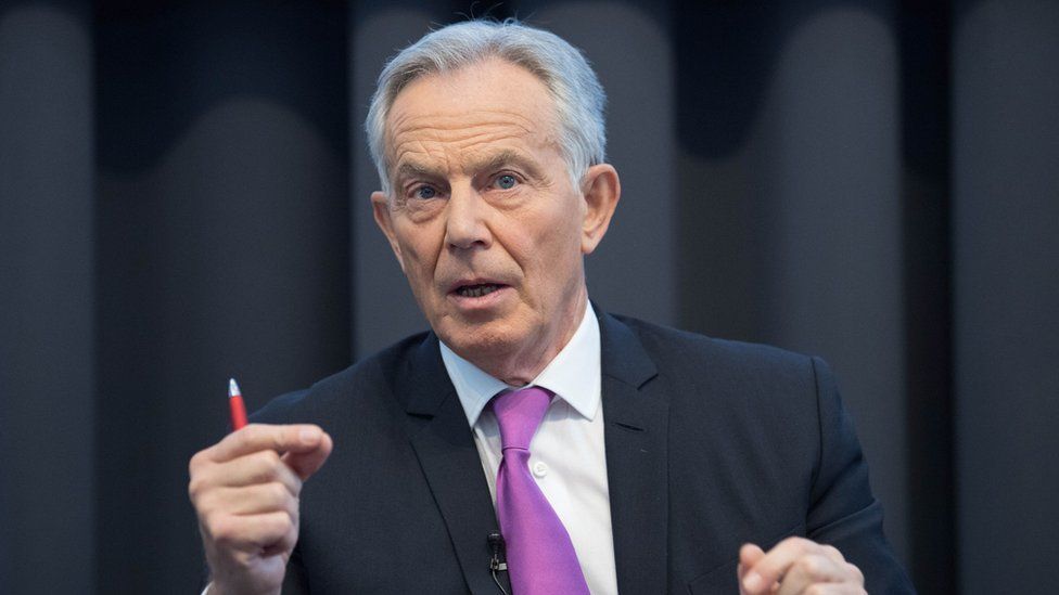 Tony Blair tilda de "idiotas" e irresponsables a quienes rechazan vacunarse contra la COVID