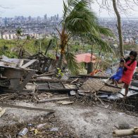 Un tifón y la pandemia empañan la Navidad en Filipinas