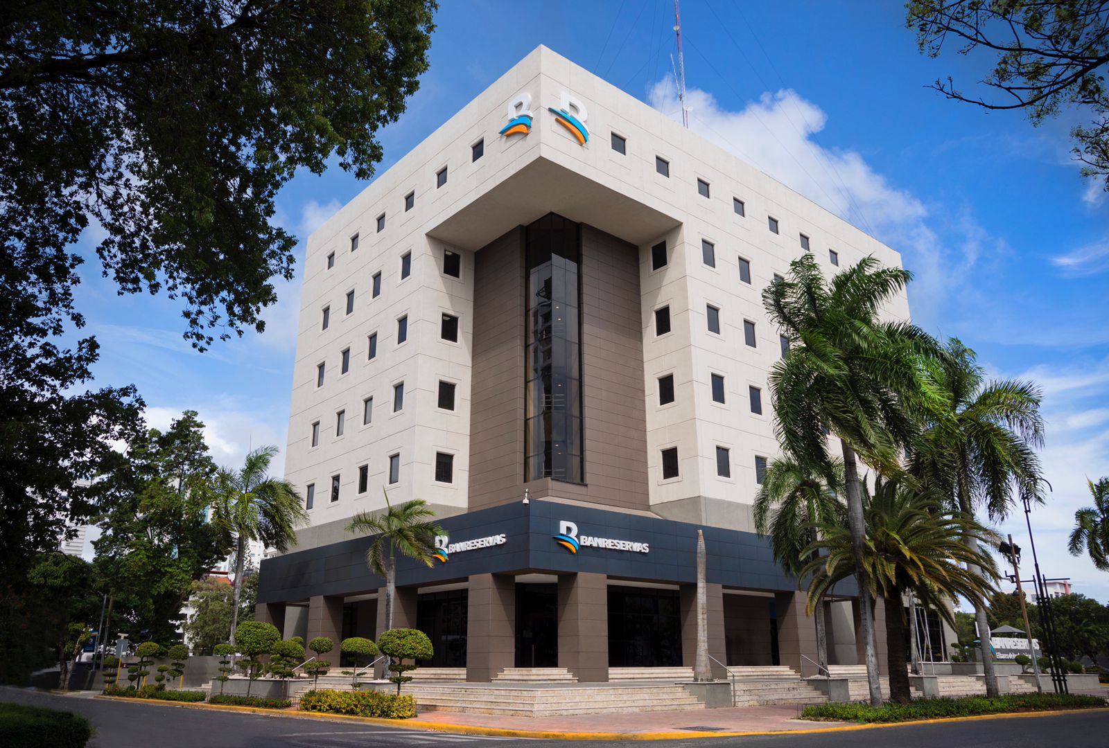 Revista The Banker renoce a Banreservas como Banco del Año RD 2021