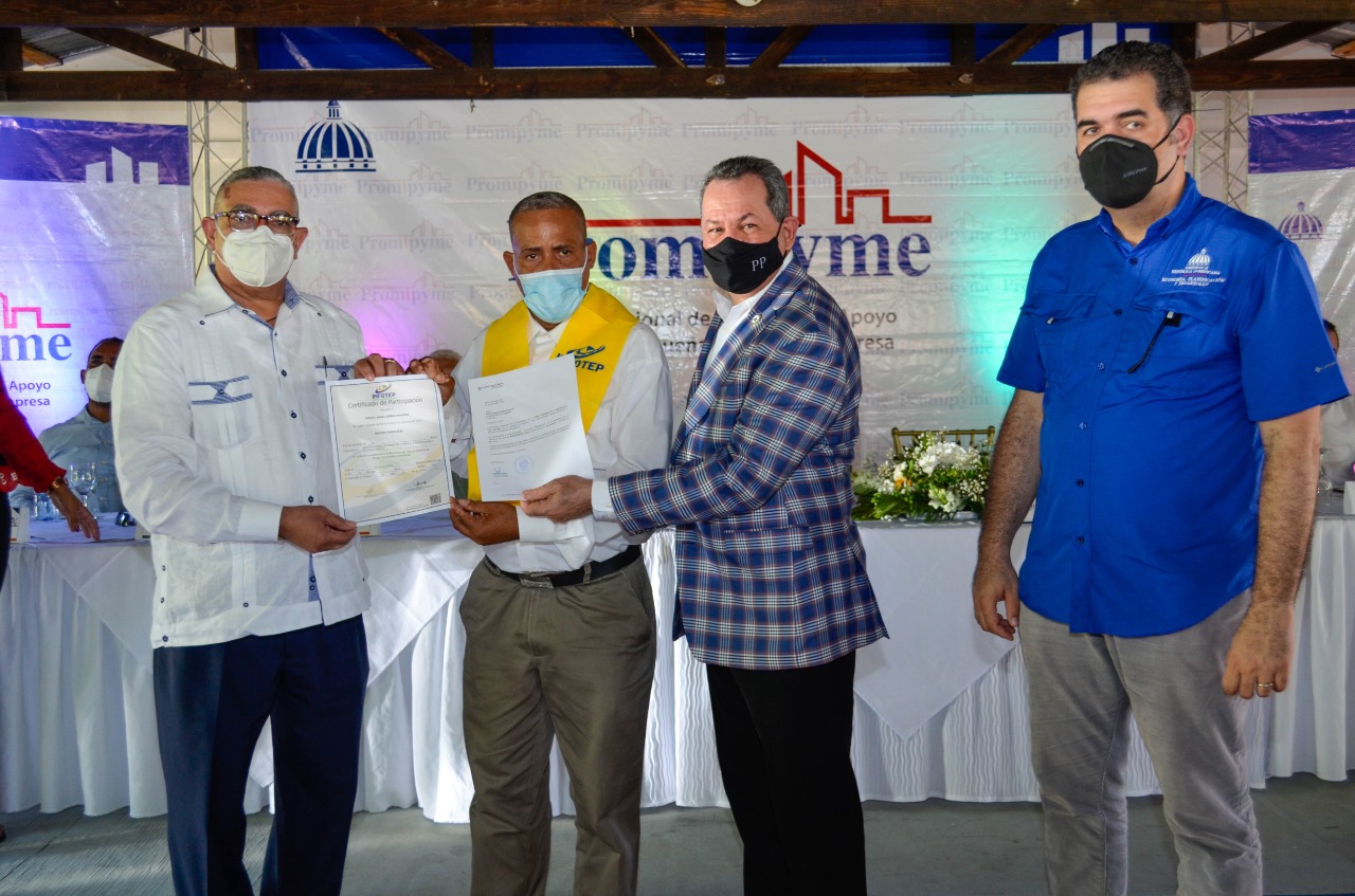 Entregan RD$9.8 millones en préstamos a emprendedores de Pedernales