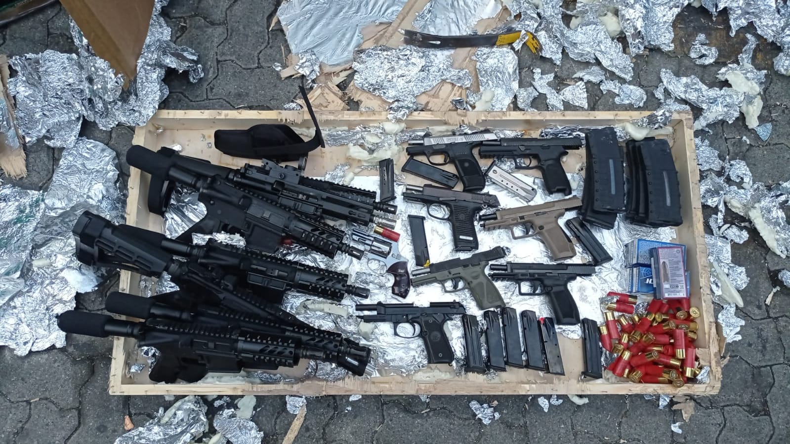 Decomisan cargamento de armas de fuego en puerto de Haina Oriental