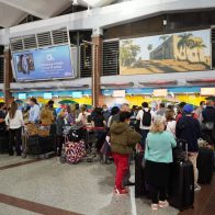 Continúan pasajeros varados en el AILA tras precipitarse avión