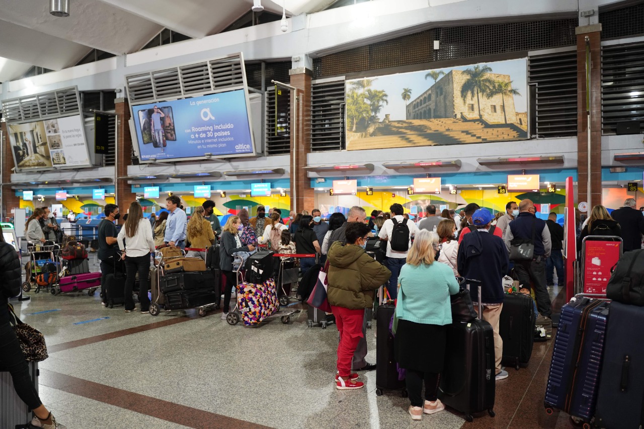 Continúan pasajeros varados en el AILA tras precipitarse avión