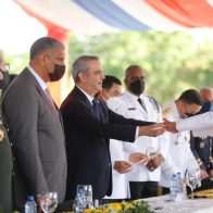 Presidente Abinader exhorta a nuevos oficiales de la PN a actuar con integridad