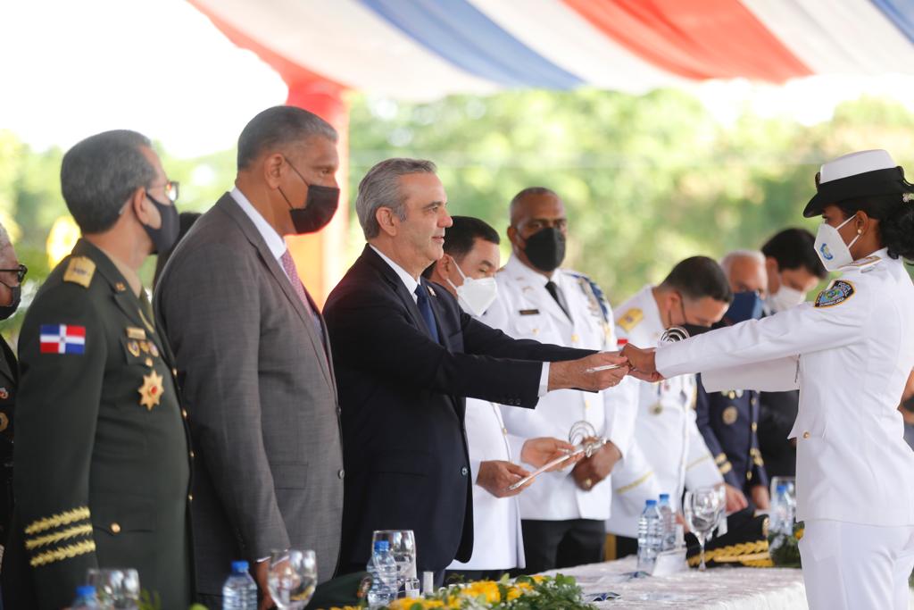 Presidente Abinader exhorta a nuevos oficiales de la PN a actuar con integridad